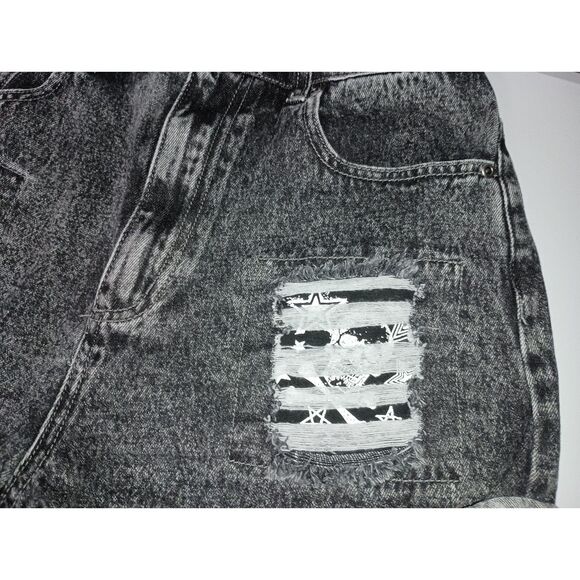 HOT TOPIC, Distressed Skull Patch High Rise Denim Shorts, Juniors Size 7 - Picture 2 of 6